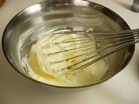 バターは冷蔵庫から出しておき、指で押さえて柔らかい状態にしておきます。泡立て器でクリーム状にし、粉糖を加えて良く混ぜ合わせます。
