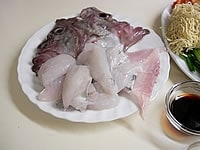 白身魚は食べやすい大きさに切っておきます。（豚肉、鶏肉でも美味しくいただけます）