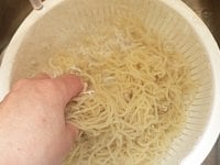 中華麺を茹でて流水でもみ洗いし、水気をしっかり切って器に盛る。<br />