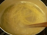 スパゲッティは塩を入れた湯で柔らかめにゆで上げて、冷水でしめて水を切る。<br />