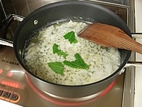 鍋に半分のバター（30g）を溶かし、たまねぎのみじん切りとローリエを入れます。透明になるまでよく炒めて、甘味を出します。