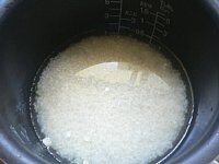 具の上に米をあけ、水を注ぎ入れ、そのまま炊く。<br />