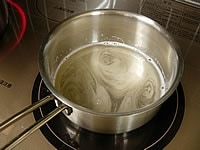 ゼラチンを水大さじ3でふやかしておきます。鍋に水100ccにふやかしたゼラチン、グラニュー糖大さじ1を入れ火にかけ、かき混ぜ煮溶かします。