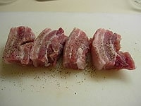 豚三枚肉は食べやすい大きさに切り、塩コショウを振りかけます。