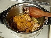 次に豚肉を加え5分ほど炒めたら、カレー粉2/3を加え2分ほど炒めます。