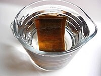 昆布だしは、水3カップに出し昆布を10cm角に切ったものを漬けておきます。保存瓶でつくり、冷蔵庫にいれておいて使うと重宝します。だしをとった昆布は細切りにして、醤油とみりんで煮て佃煮に。<br />