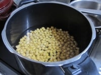 ひよこ豆は一晩水に浸け、やわらかくなるまで茹でる。<br />