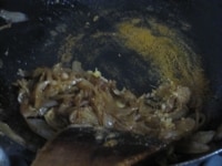 たまねぎがとろりと柔らかくなったら、すりおろした生姜、シナモン、クミン（粉）、ターメリック、チリペッパーを加えて炒め合わせる。