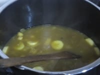 ３を柔らかく茹でたひよこ豆、輪切りにしたバナナ、カルダモン、クローブ、塩、水、あらびき黒こしょう、ヨーグルトとともに鍋に入れて火にかけ、沸騰したら弱火にし、15分ほど煮て、最後に好みでガラムマサラを加えて供する。<br />