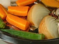 湯気が上がった蒸し器に、野菜を並べ、約25分ほど強火で、野菜が柔らかくなるまで蒸します。蒸し上がりの目安は、竹串がすーと通ったらOKです。
