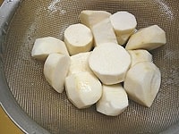 里芋は皮をむき、塩小さじ1をふりかけ塩もみをし、ぬめりを取り洗い流します。小さめの一口サイズに切り分けます。