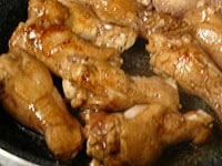 中華なべを強火で熱してごま油を入れます。煙が出はじめるまで熱したら、下味が付いた鶏手羽元を炒めしっかりと焼き色を付けます。