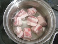 豚バラ肉は、4cmくらいの大きさに切り、酒を加えた熱湯で10分ほど下ゆでし、脂と臭みを落とします。<br />
