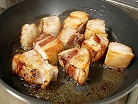 豚バラ肉を5cm角に切り、カリッと焼き目を付ける。