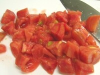 フルーツトマトを半分に切り、種を取り除き、乱切りにします。エシャロットはみじん切りにします。<br />