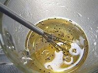 酢に砂糖を加え、砂糖がなくなるまでよく混ぜます。その後、塩、こしょう、オリーブ油の順に混ぜあわせてドレッシングを作ります。<br />