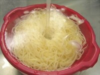 ゆであがったスパゲッティは冷水で冷やします。水をよく切ったパスタを皿に盛り付け、4で漬け込んであるフルーツトマトとドレッシングをかけ、仕上げにバジルを飾り付けます。<br />
<br />