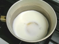小鍋に牛乳を沸騰しない程度に温め、砂糖、1のゼラチンの順に混ぜ入れて溶かします。<br />