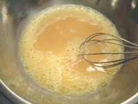 ボールに卵黄を溶きほぐしておき、2のゼラチンを溶かした牛乳を加えてよく混ぜます。ここで濾しておきますと、仕上がりがよりなめらかになります。<br />
<br />
1 のグレープフルーツ果汁を加えてさらによく混ぜ、熱を冷まします。<br />