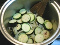 大きめの鍋にオリーブ油をひき、ニンニクを弱火で炒め、香りを油になじませます。たまねぎを中火でしんなりする程度に炒め、ズッキーニ、なすの順に炒め、タイムを加えます。<br />