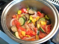 味をみて、塩気が足りないようなら塩で味付けを調整してください。その後、野菜の水分を飛ばすため、ふたを開けて中火にします。<br />
