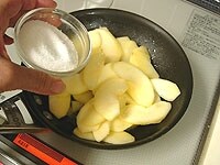 りんごは皮をむき4等分に切り芯を取ります。4等分したものを、それぞれ6等分のくし形に切ります。フライパンを中火弱で熱し、バターを溶かします。りんごを炒めグラニュー糖を2回に分けて加え、しんなりとするまで炒めます。<br />