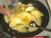 次に蜂蜜、レモン汁を加え、りんごが透明になるまで炒めます。<br />