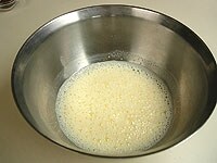 ボウルに牛乳、卵、グラニュー糖を入れ、砂糖が溶けるまでよく混ぜ合わせます。<br />
