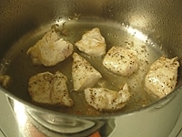 鍋を中火にかけ、ごま油を熱し鶏ささみ、里芋、きのこ類を炒めます。