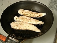 鶏のささみは筋を取り、塩、こしょうを軽く振ります。フライパンを熱し、オリーブオイル小さじ1で両面を焼きます。冷ましてから薄切りにします。<br />