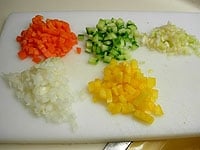 野菜類は、カリフォルニアざくろの赤い実の大きさと同じように5mm角ほどに切ります。<br />