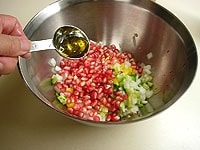 ボウルに野菜類、ざくろを入れ、ソースになじみやすいようにオリーブオイル（大さじ1）で全体を混ぜ合わせます。<br />