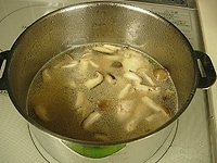 水500mlと鶏がらスープの素を加え、5分ほど煮ます。