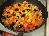 つぎに黄、橙のパプリカを加え、炒めます。