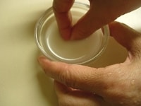 かたくり粉は同量の水大さじ1で溶き、回しかけてとろみをつけます。