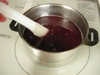 鍋を冷やし、とろみがつくまで混ぜ合わせます。器にゼリーシロップを注ぎ、冷蔵庫で冷やし固めます。<br />