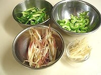 ゴーヤは種とワタを取り、5ｍｍ厚細切りにし、軽く塩を振りアク抜きをします。きゅうりは4ｃｍ長さの千切りに、ミョウガ、生姜も千切りにします。<br />