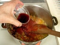 調味料類(スープの素を加えた水、トマトピューレ、トマトケチャップ、赤ワイン、ローリエ)を加えて、弱火で約30分ほど煮込みます。<br />
<br />