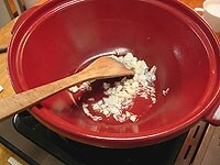 鍋を中火にかけて、サラダ油とニンニクのみじん切り、たまねぎの粗みじん切りをよく炒めます。<br />