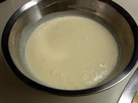 泡立てた卵白（メレンゲ）にグラニュー糖を加えよく混ぜ合わせ、次に卵黄を加えよく混ぜ合わせます。そしてコーンスターチも加え混ぜ合わせ、最後に生クリームも加えてよく混ぜ合わせます。