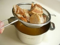柔らかく茹で上がった豚肉はざるにとり出します。茹で汁は捨てずに煮干しや、かつお節などと合わせてラーメンのスープとしても利用できます。