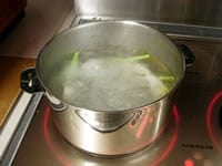 まずパスタを茹でます。鍋にたっぷりの湯に塩を加え、8分ほどパスタを茹でます。同時に別の鍋では、塩を加え野菜をさっと茹でます。茹で過ぎないように気をつけます。<br />