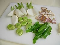 茹でた野菜のかぶは6等分に切り、きぬさやは縦半分に切ります。菜の花は根元の固い部分は切り、5cm長さに切ります。そらまめは皮をむきます。ベーコンは1cm幅に切っておきます。 <br />