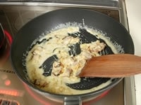 白味噌を牛乳で溶きフライパンに加え煮詰めます。生クリームも加えて一煮立ちします。ここまでの作業とパスタが茹であがるタイミングを合わせてください。<br />