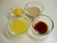 柚子は1個分の皮は千切りにします。果汁は2個分絞ります。練りごま、柚子の絞り汁、醤油、柚子の千切り半分を加えてよく混ぜ合わせます。<br />