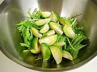 芽キャベツは付け根に十文字の切り目を付け、ひとつまみの塩を加えた熱湯で茹で冷水にとり、よつわりにします。絹さやも塩茹でし、半分に斜め切りします。水菜は洗い水気を切っておきます。 <br />