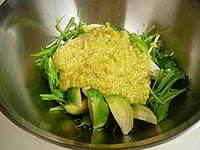 ボウルに野菜ともちきびをよく混ぜ合わせます。<br />
