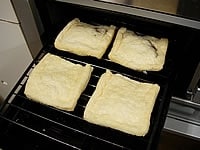 魚焼きグリルやフライパン、オーブントースターを使って薄揚げの表面をこんがりと焼きあげます。