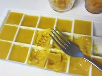 フォークでざっくり、かき氷状にし、マンゴーと盛り付けます。食べる際、お好みで練乳をかけます。<br />