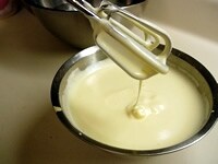 2の卵黄に3の温かい牛乳を少しずつ加えハンドミキサーで混ぜ合わせます。ときどき湯せん（35℃）にかけながら全体がクリーミーで、少しもったりした状態になるように混ぜ合わせます。<br />